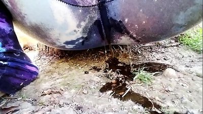 Pissing di jalan! Kadieu nonton LilKiwwiMonster ngabaseuhan calana jerona sareng pipis dina kokotor!
